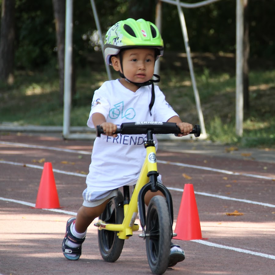 тренировки беговел для детей. беговел соревнования детей. мир беговело. мир беговело. красивые фото для рекламы детского велосипеда.