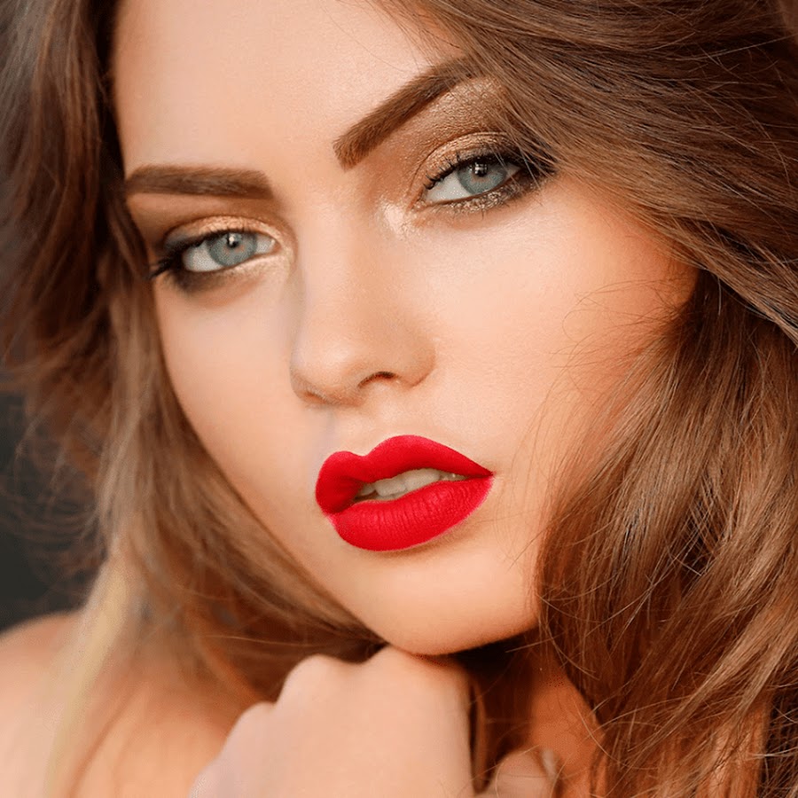 лицо девушки на черном фоне. красные губы. черно белая девушка с красными губами. серо красные губы. женщина с красной помадой.