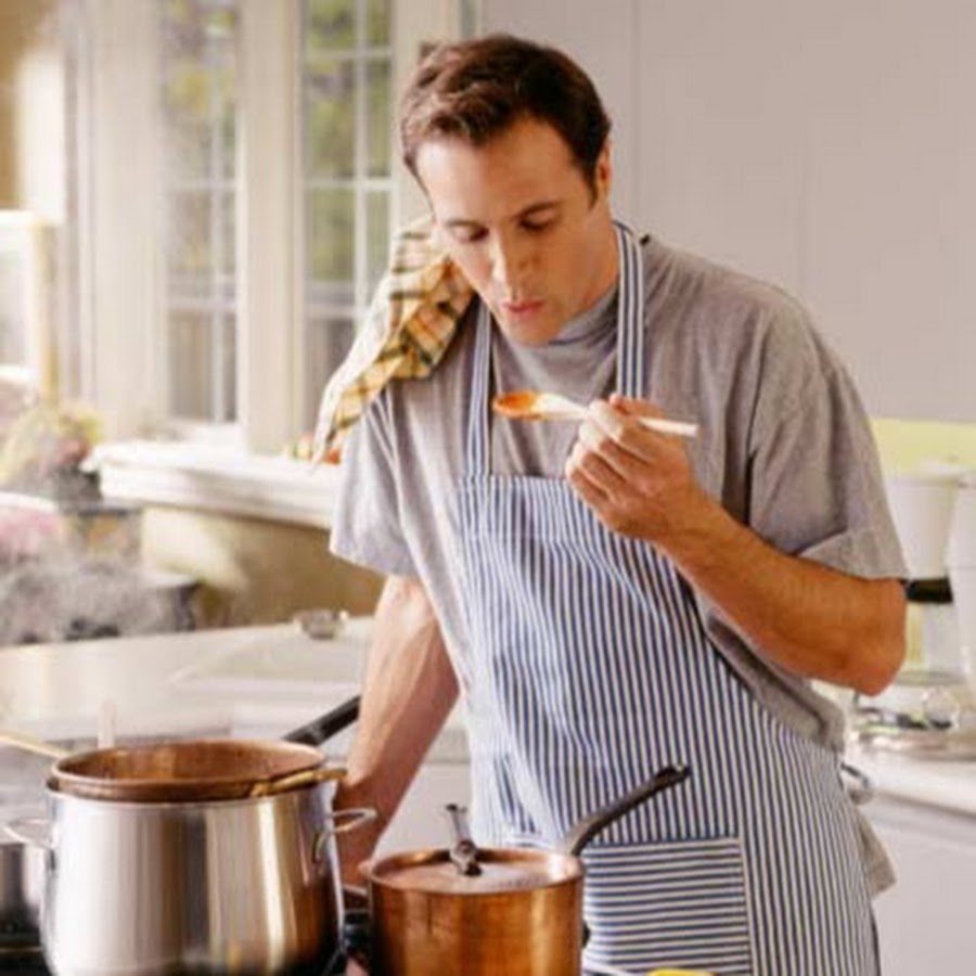 Мужик на кухне. Как дядя готовит. Мужчина готовит. Человек готовит еду. Как дядя готовит.