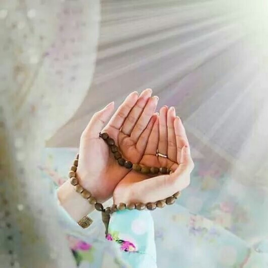 Женщина молится Аллаху