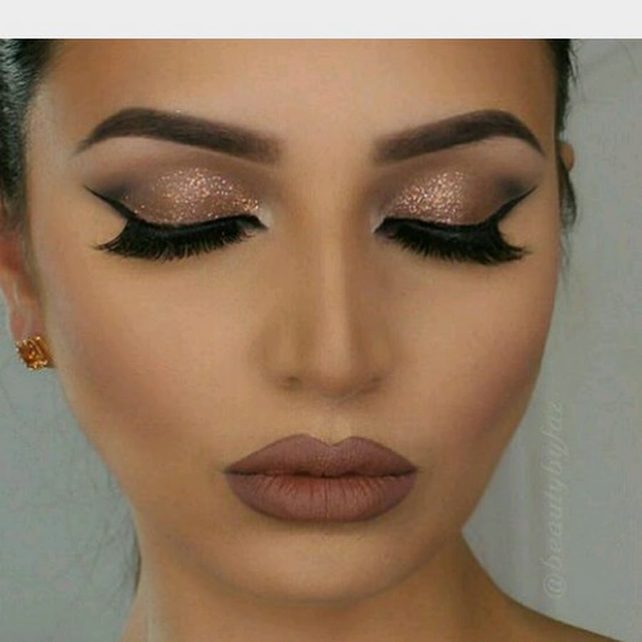 Вечерний макияж для какий глаз. Кэндис свейнпол брови. Вечерний макияж. Девушка наносит красивый макияж. Макияж в коралловых оттенках.