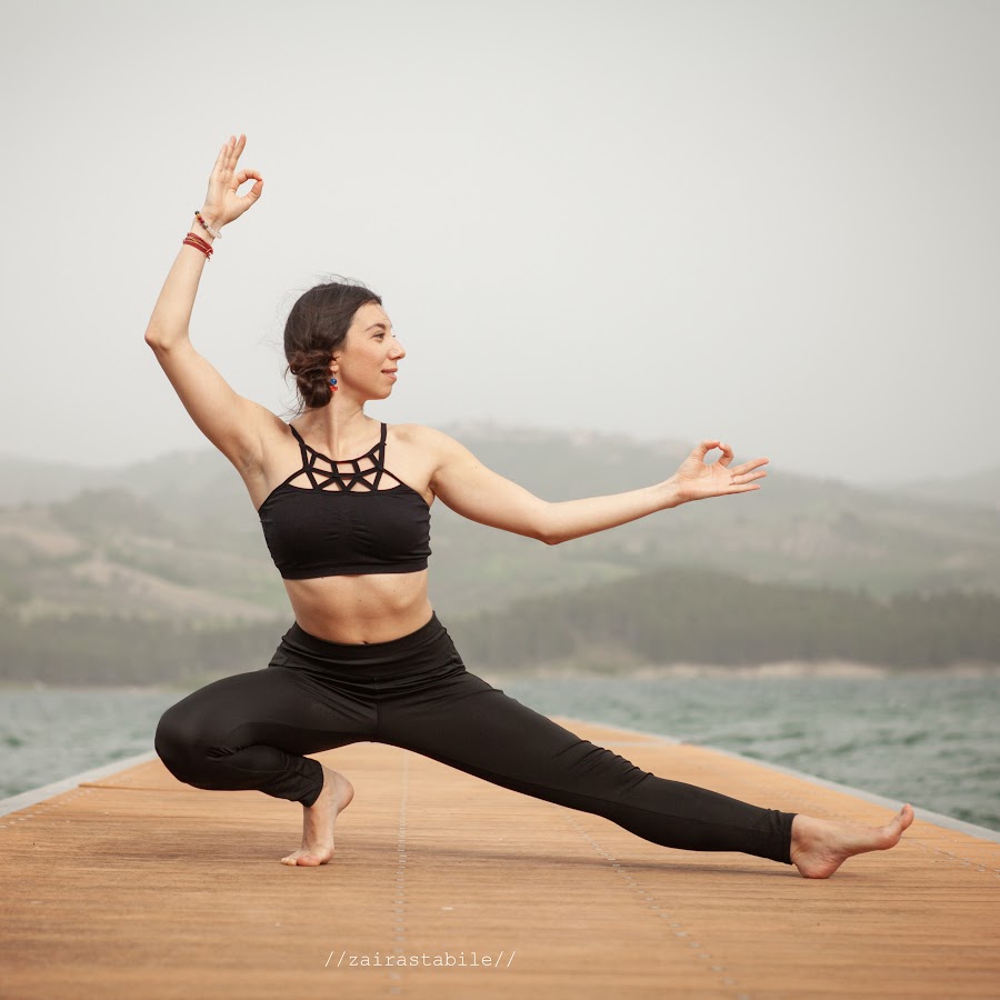 Девушка на полу шпагате с согнутой ногой. Рассылка йога. Сету бандхасана техника. Yoga white. Jane yoga.