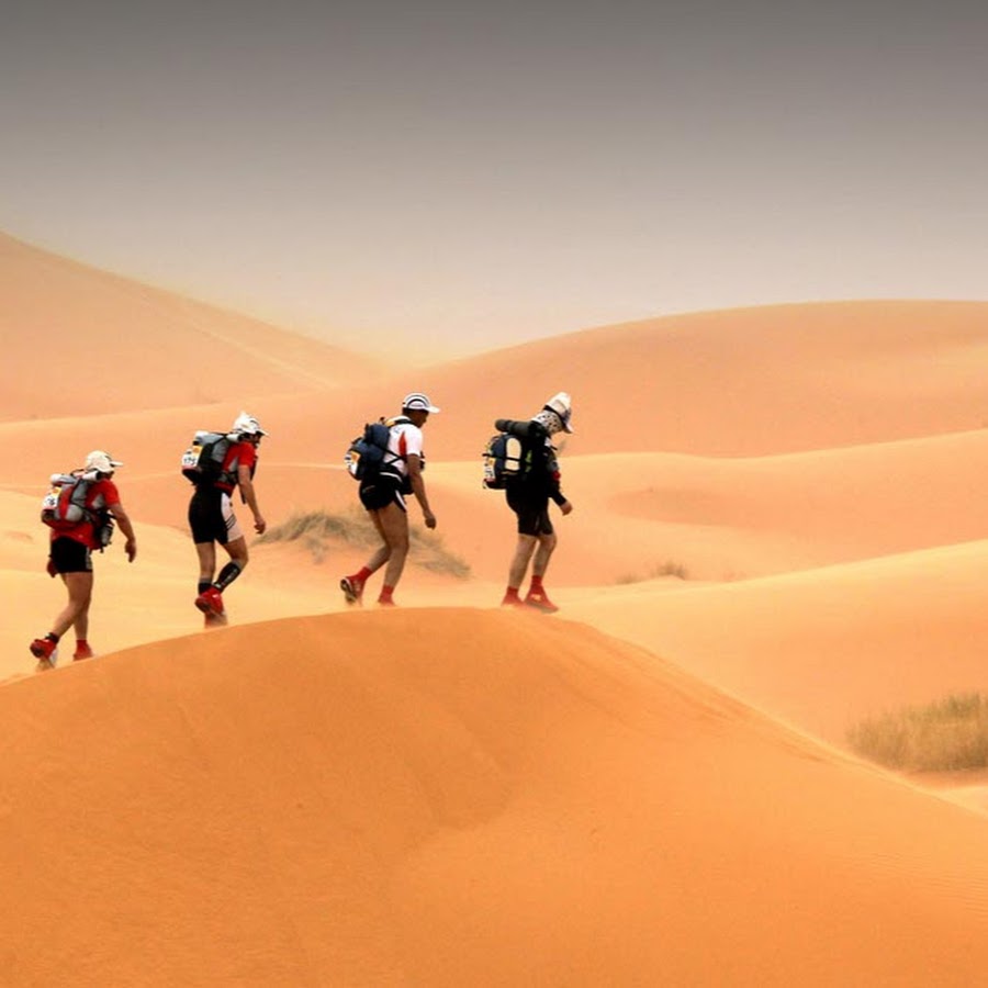 Пустынные бега. Des Sables марафон. Ультрамарафон des Sables. Путешественник в пустыне. Человек в пустыне.