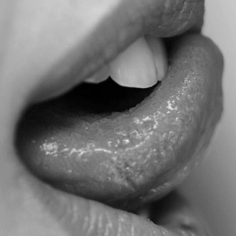 Пошлые разговоры крупно. Женские губы. Страстный язык. Облизывание губ. Девушка с языком.