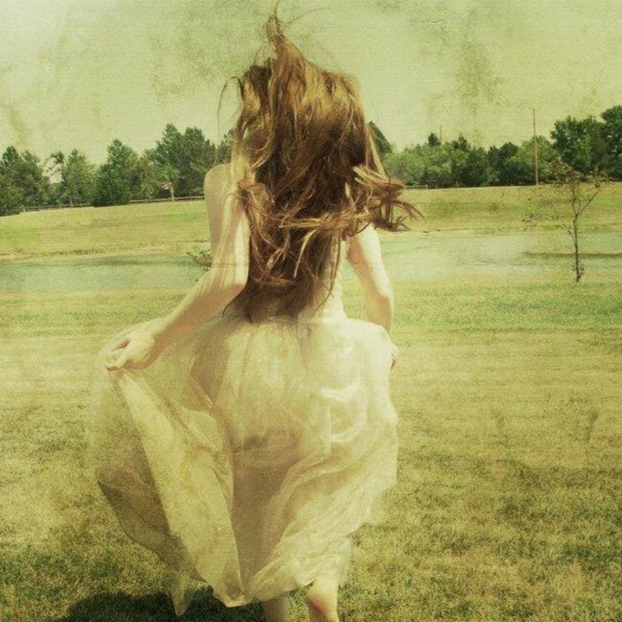 Баб сбежал. Девушка убегает. Девушка в платье убегает. Девушка бежит в платье. Девушка в платье.