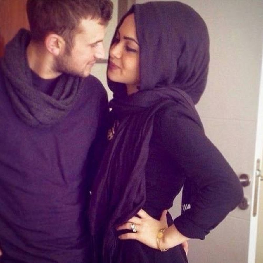 Мусульманский девушкам парни. Мусульманская пара. Девушка в хиджабе с парнем. Девушка в хиджапе и парин. Мусульманка с мужем.