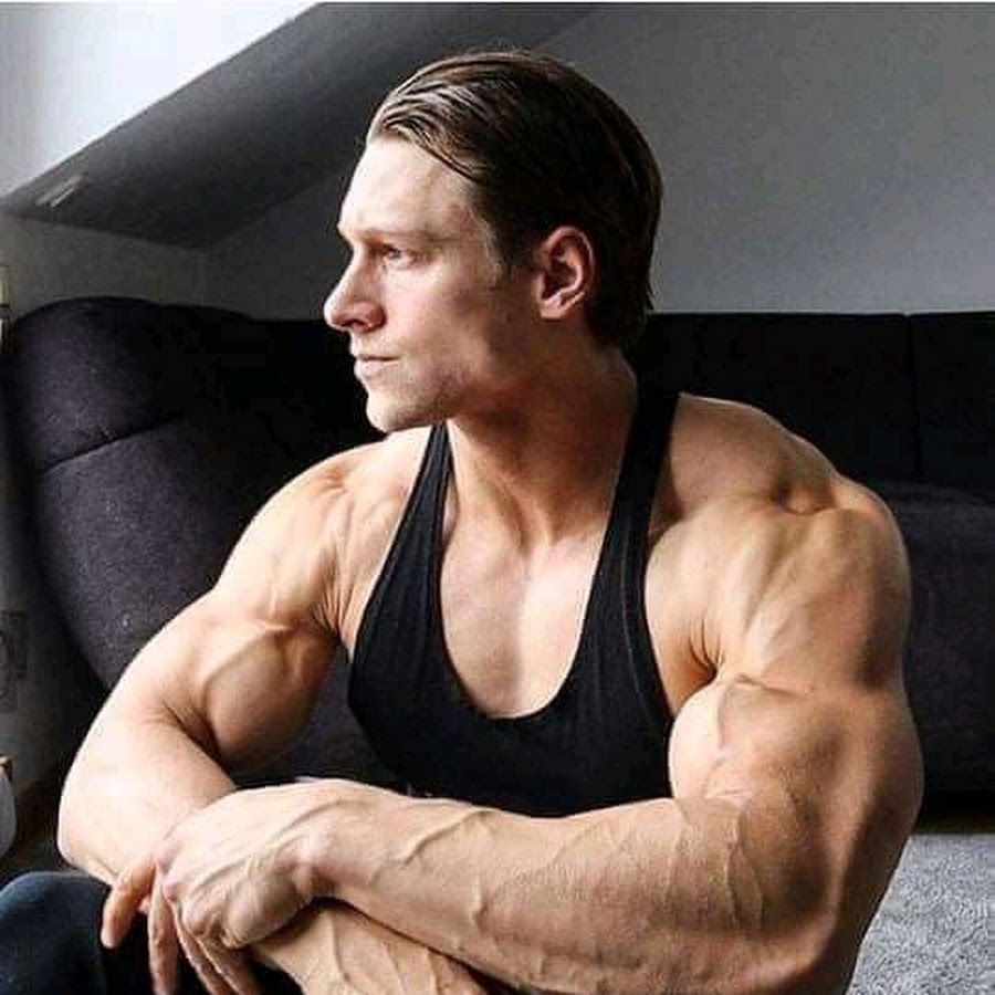 Steve Kris biceps