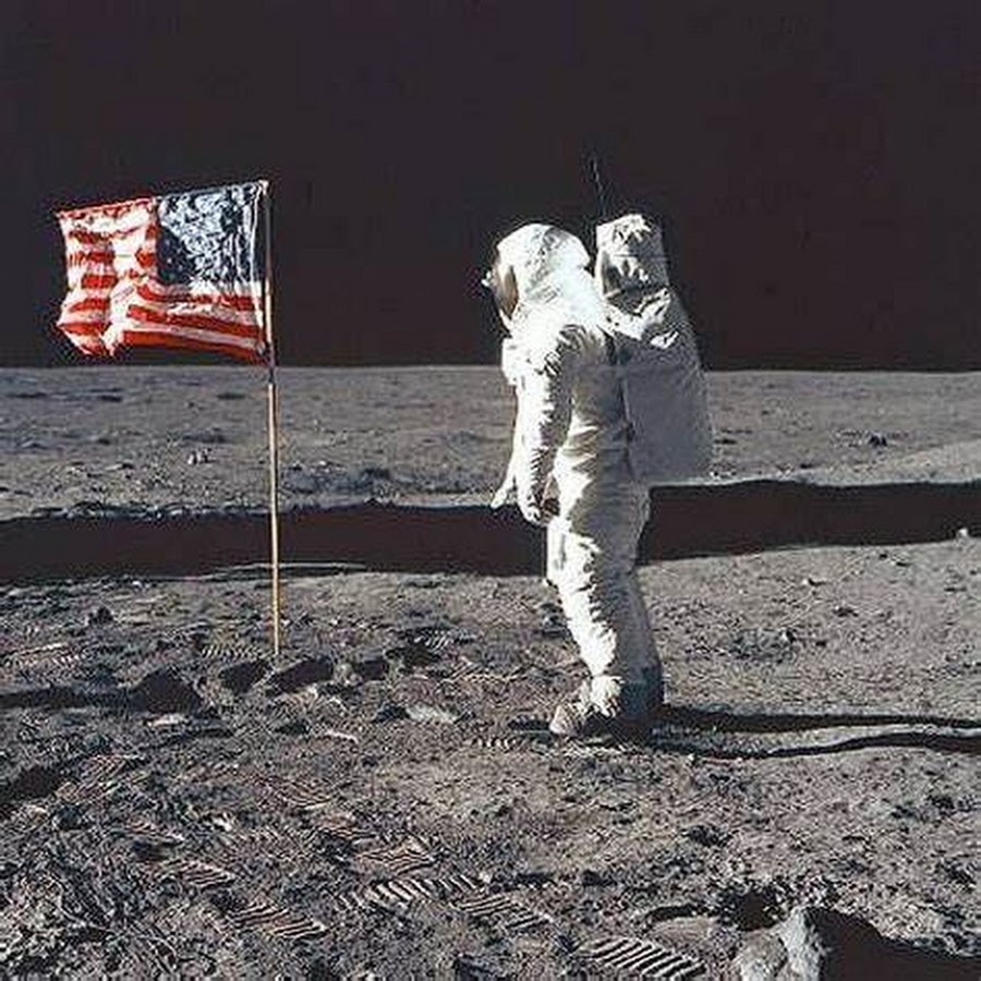 First moon landing. Moon landing Date предводитель. Louis Armstrong Moon landing.