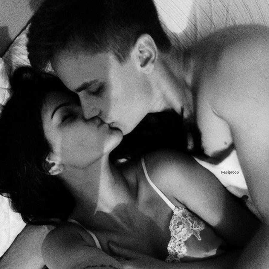 Поцелуй в постели. Страстный поцелуй в шею. Целует девушку в постели. Поцелуи с языком в кровати.