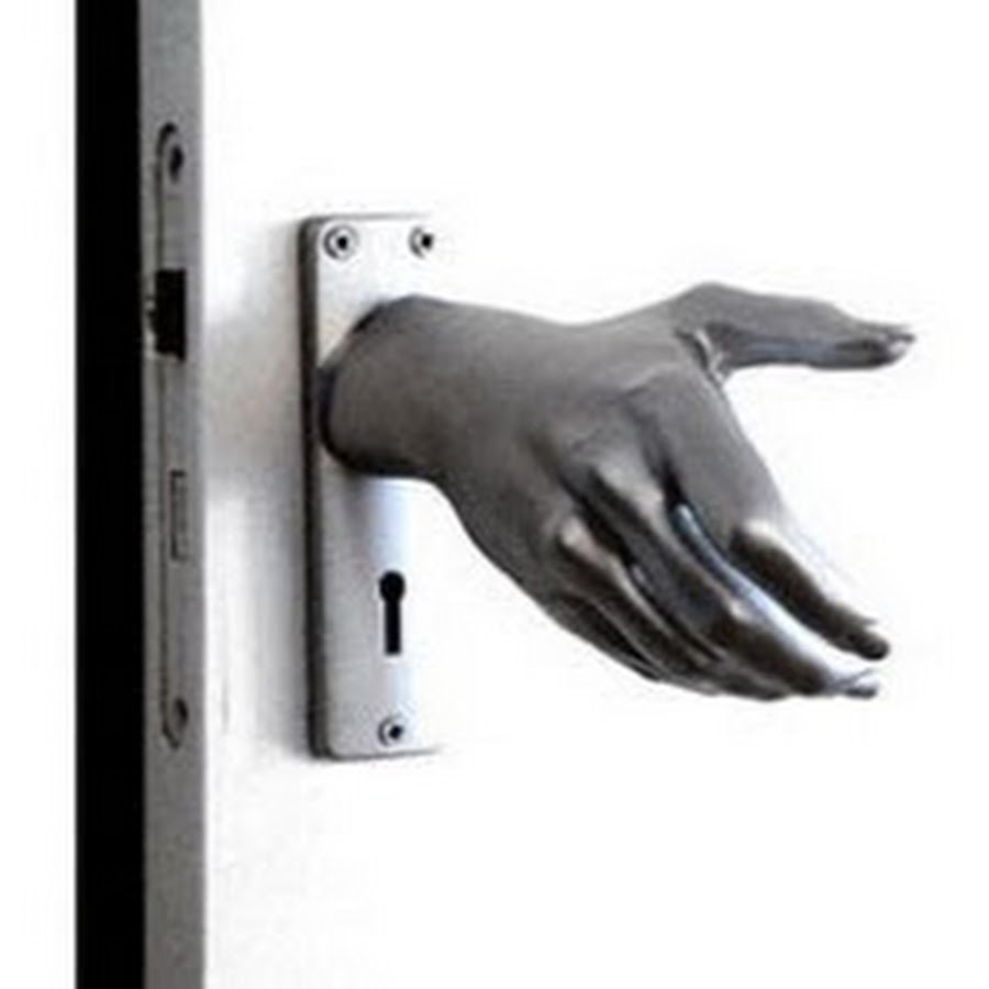 Дверная ручка в виде руки