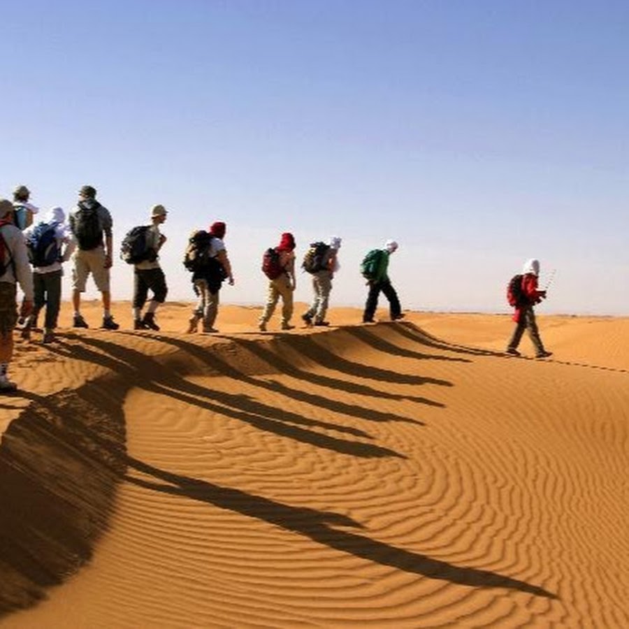 знойное солнце пустыни. идущие по пустыне время. туареги марокко. туарег в пустыне. идущие по пустыне время.
