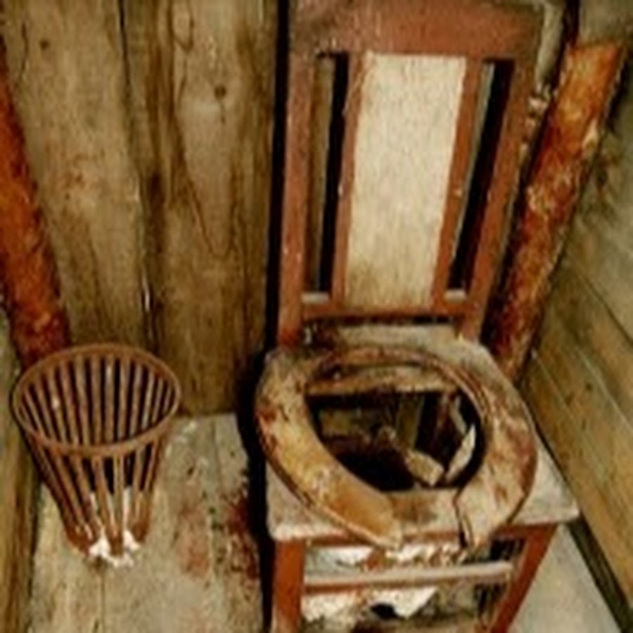 Туалет бомжа. Старый деревянный туалет. Деревенский унитаз. Ужасный деревенский туалет. Деревенский туалет с креслом.
