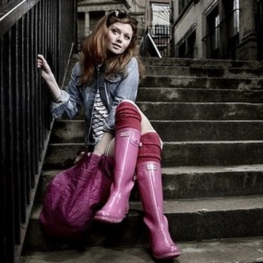 Ботфорты чулки. Девушка одевает сапоги. Взрослые женщины в сапогах. Высокие сапоги. Рэйчел виллиамс в ботфортах.