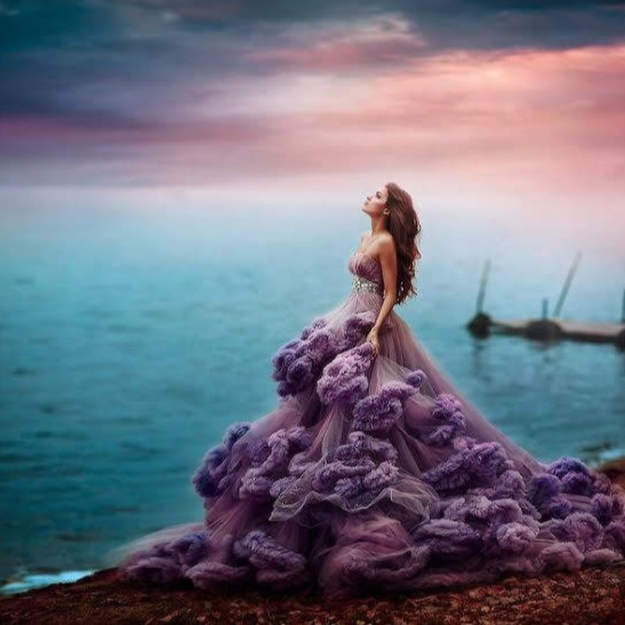 Мечтать королева. Фотосессия в пышном платье. Девушка в пышном платье на море. Платье цвета моря красивое.