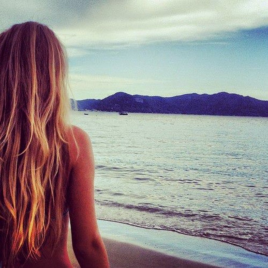 Девушка на море со спины со светлыми волосами фото