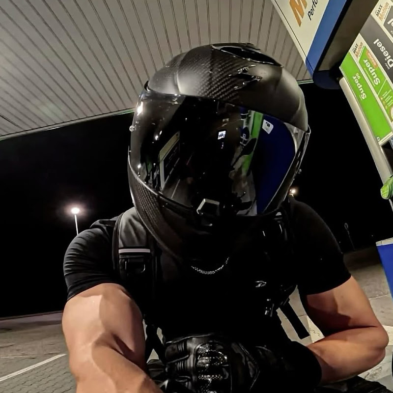 Slamming his visor for jokes GONE WRONG… 😳 w/motoblondie_