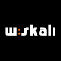 W skali logo