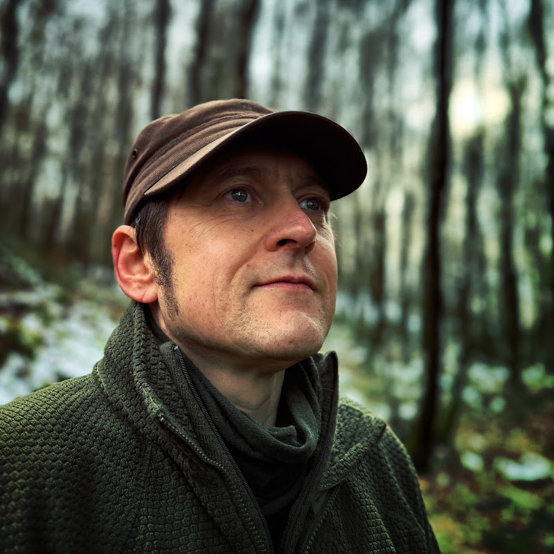 Mit Kappe im Wald