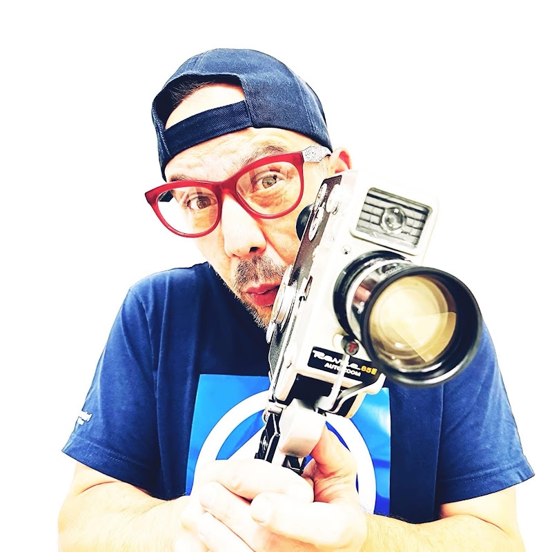 He's like a bird in a cage. #laughwithdeki #dejvidsajkodeki