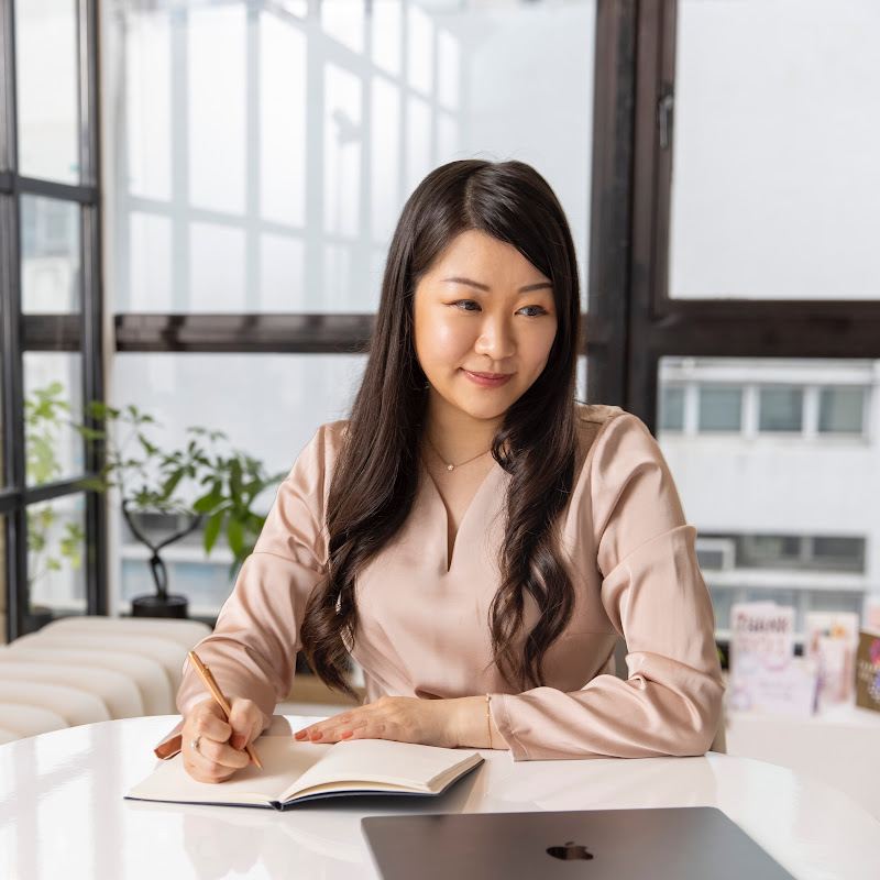 英倫移民 Janine Miu Logo